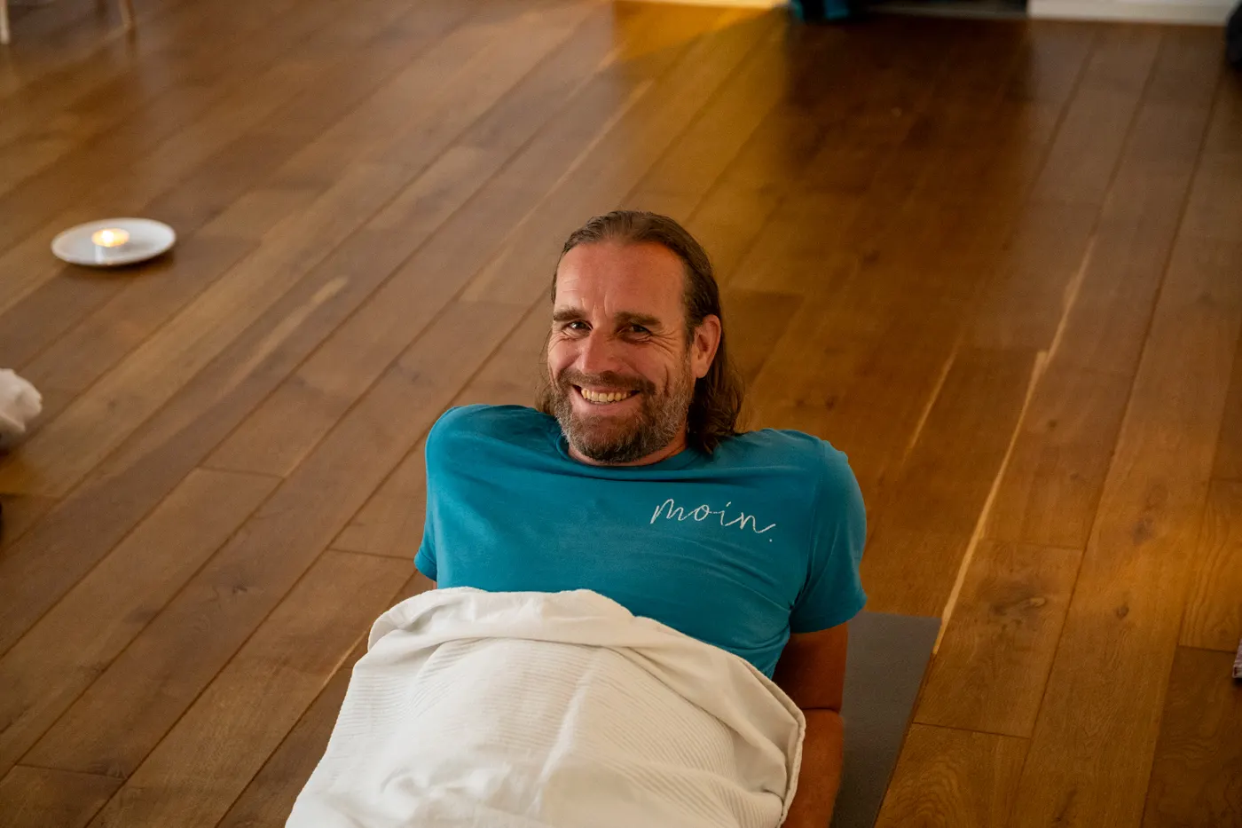 Teilnehmer liegt nach der Breathwork-Session entspannt auf der Matte