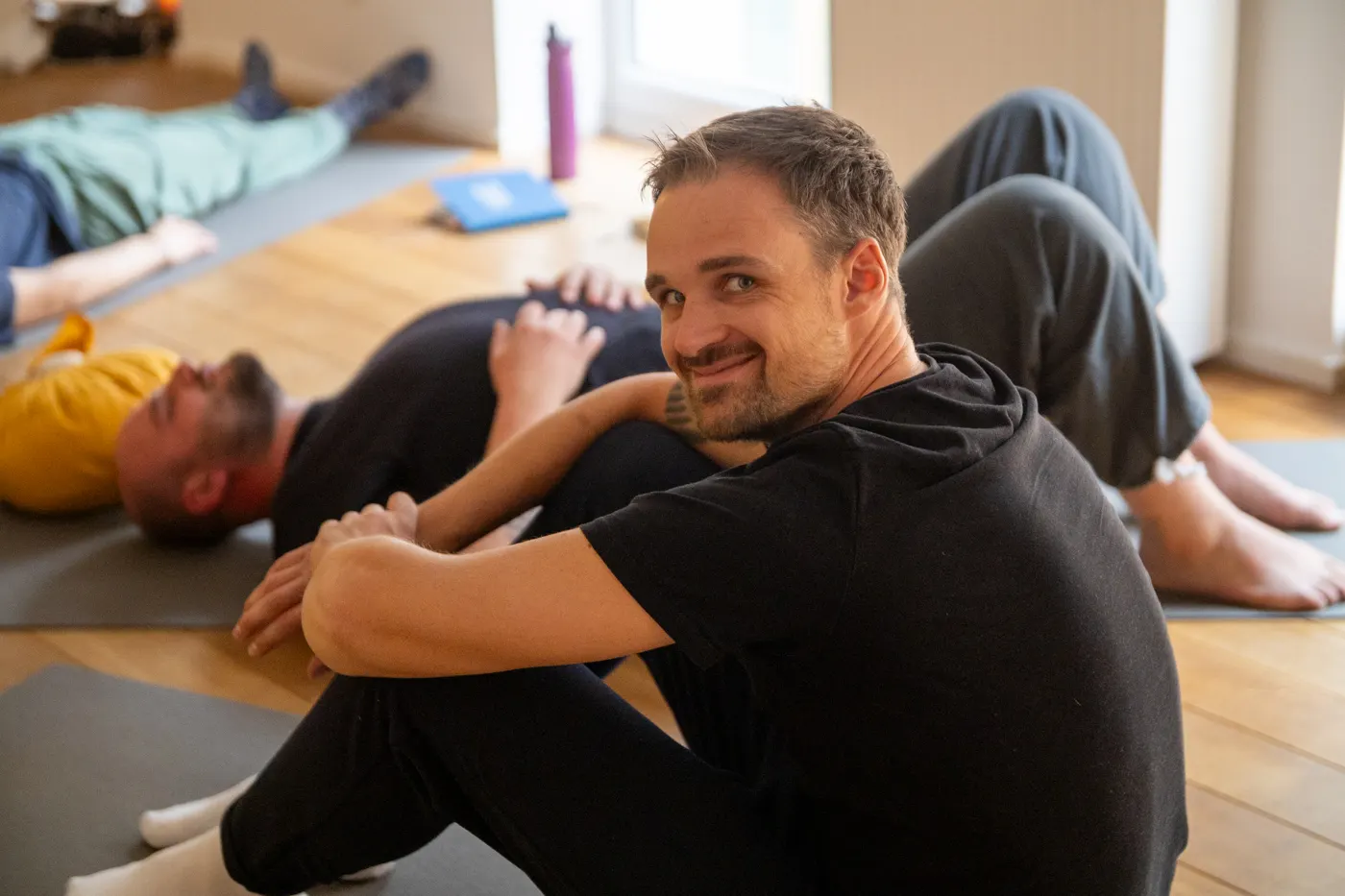 Johannes Link sitzt beim Workshop zwischen den Teilnehmern